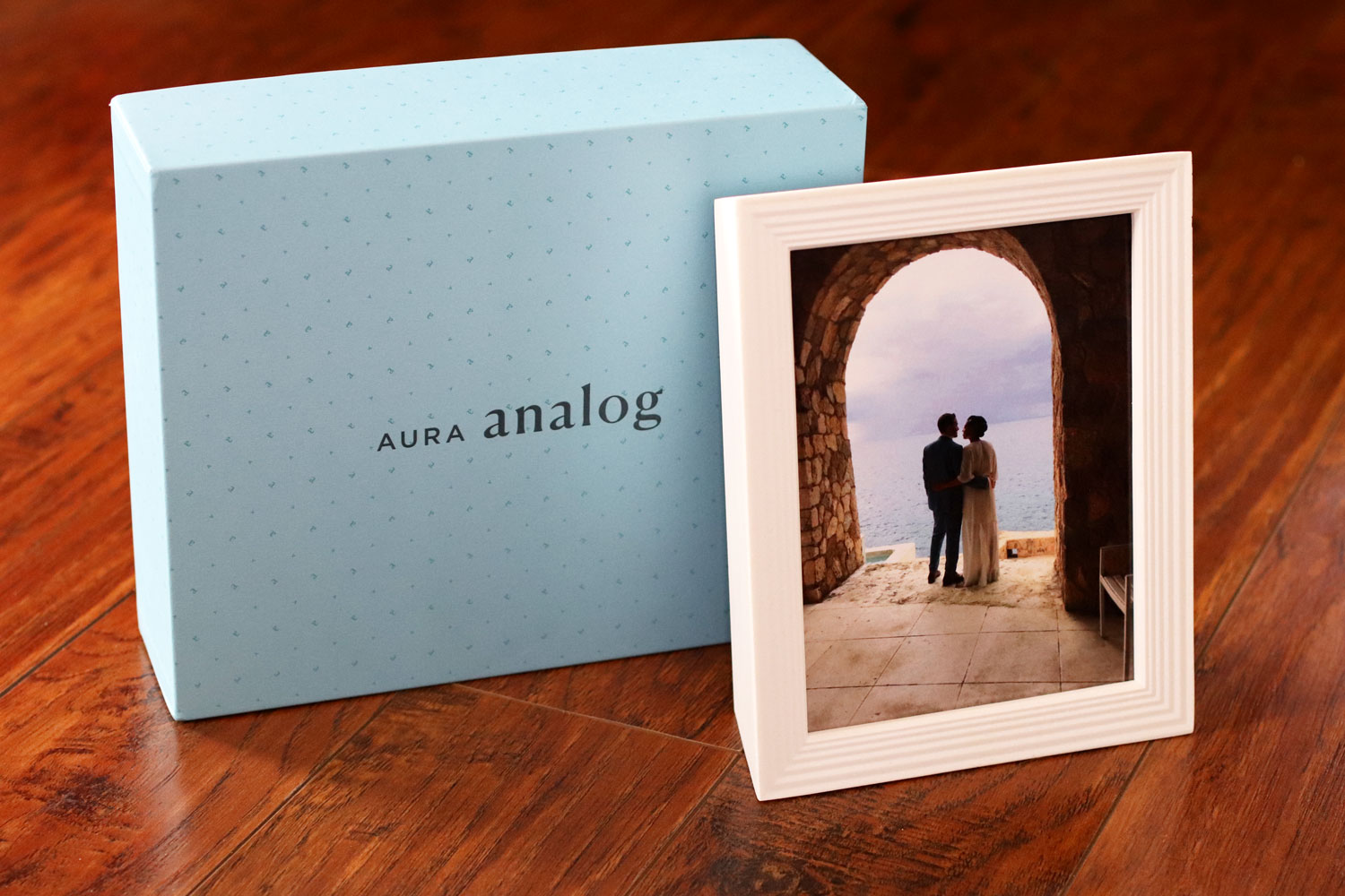Holiday Gift Guide for the Whole Family 2019 - Aura picture frame