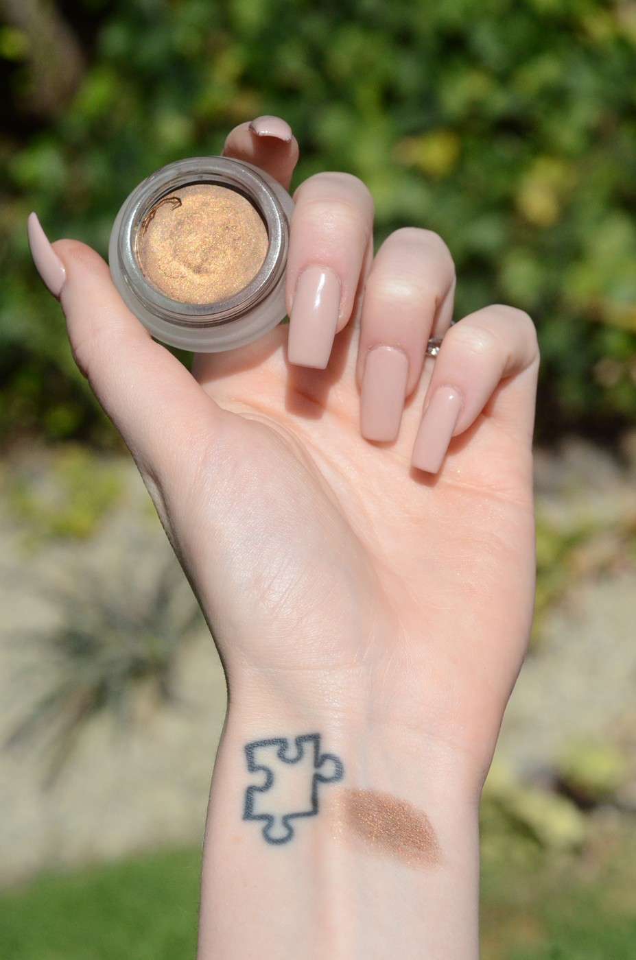au naturale creme shadow in coffee