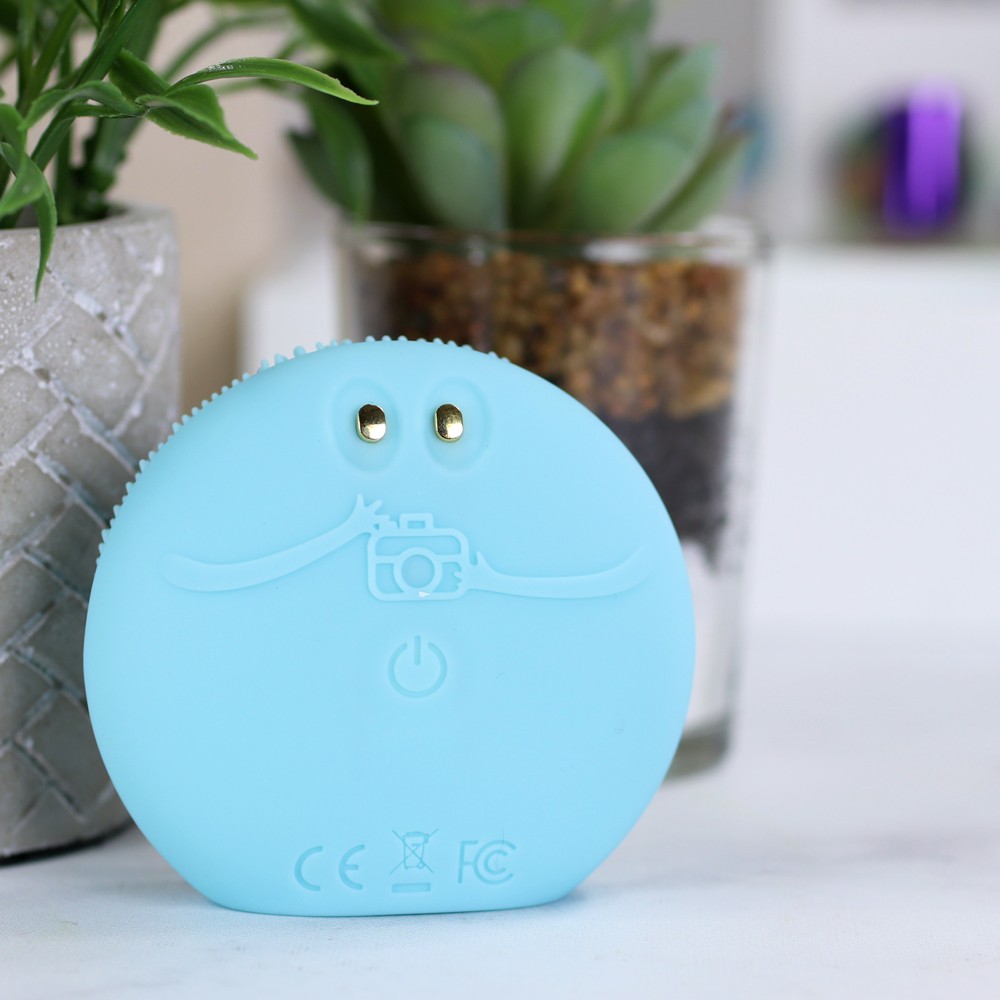 Foreo Luna Fofo in the Summer 2018 FabFitFun Box - FabFitFun Summer 2018 Unboxing and Giveaway featured by popular Los Angeles style blogger, My Beauty Bunny