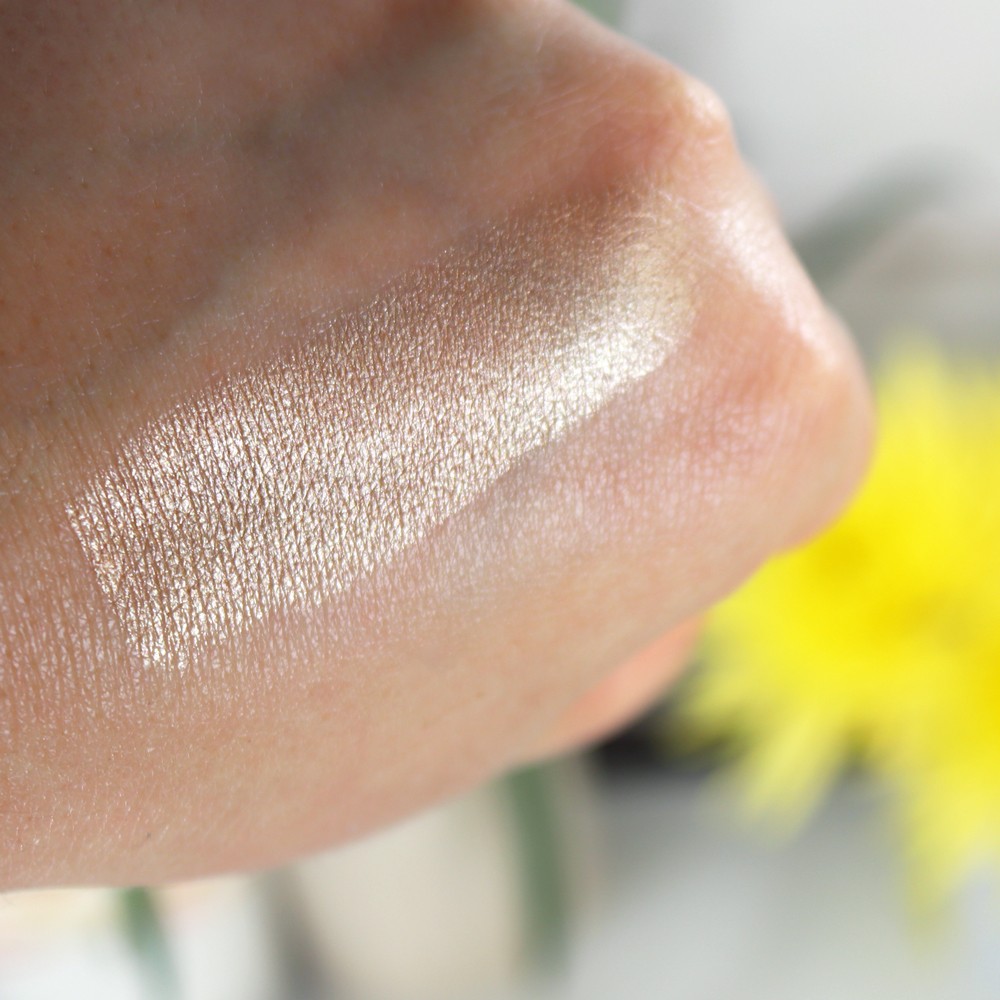 Hourglass Vanish Highlighter Swatch - Champagne Flash - Hourglass cosmetics going vegan by popular Las Vegas beauty blogger My Beauty Bunny