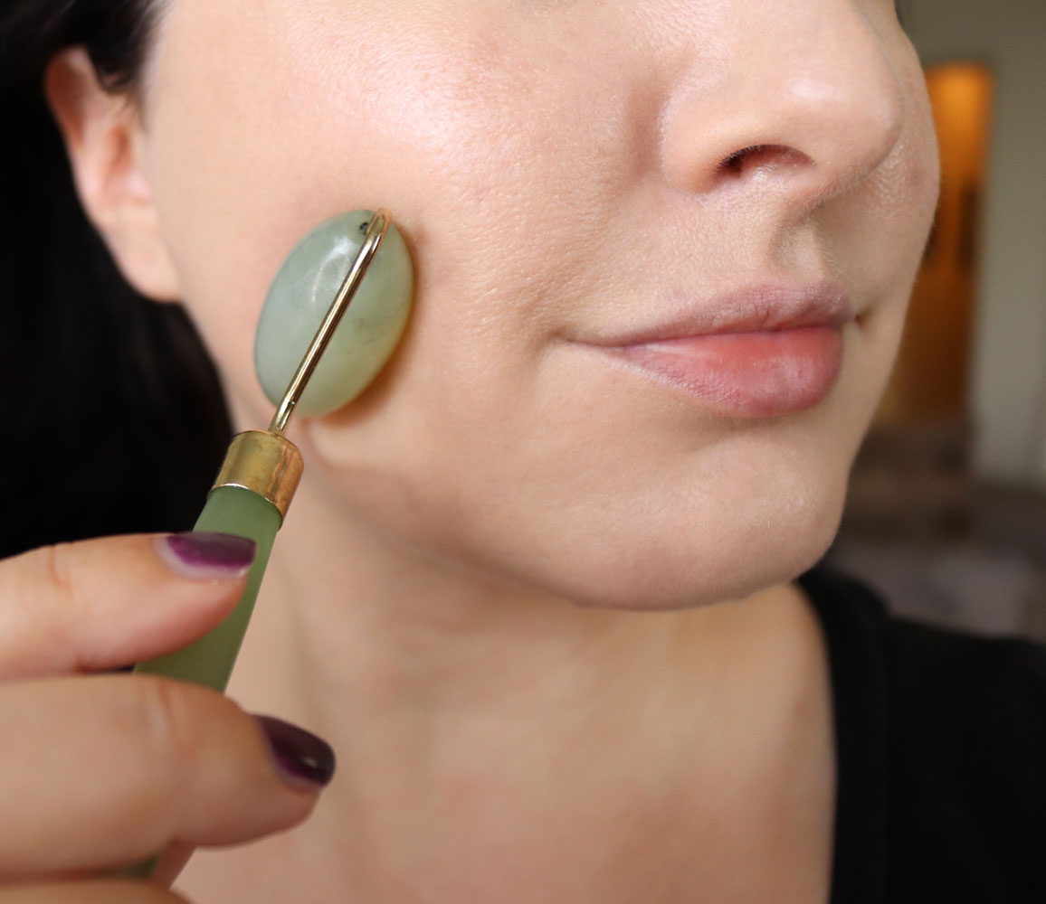 How to use a jade roller