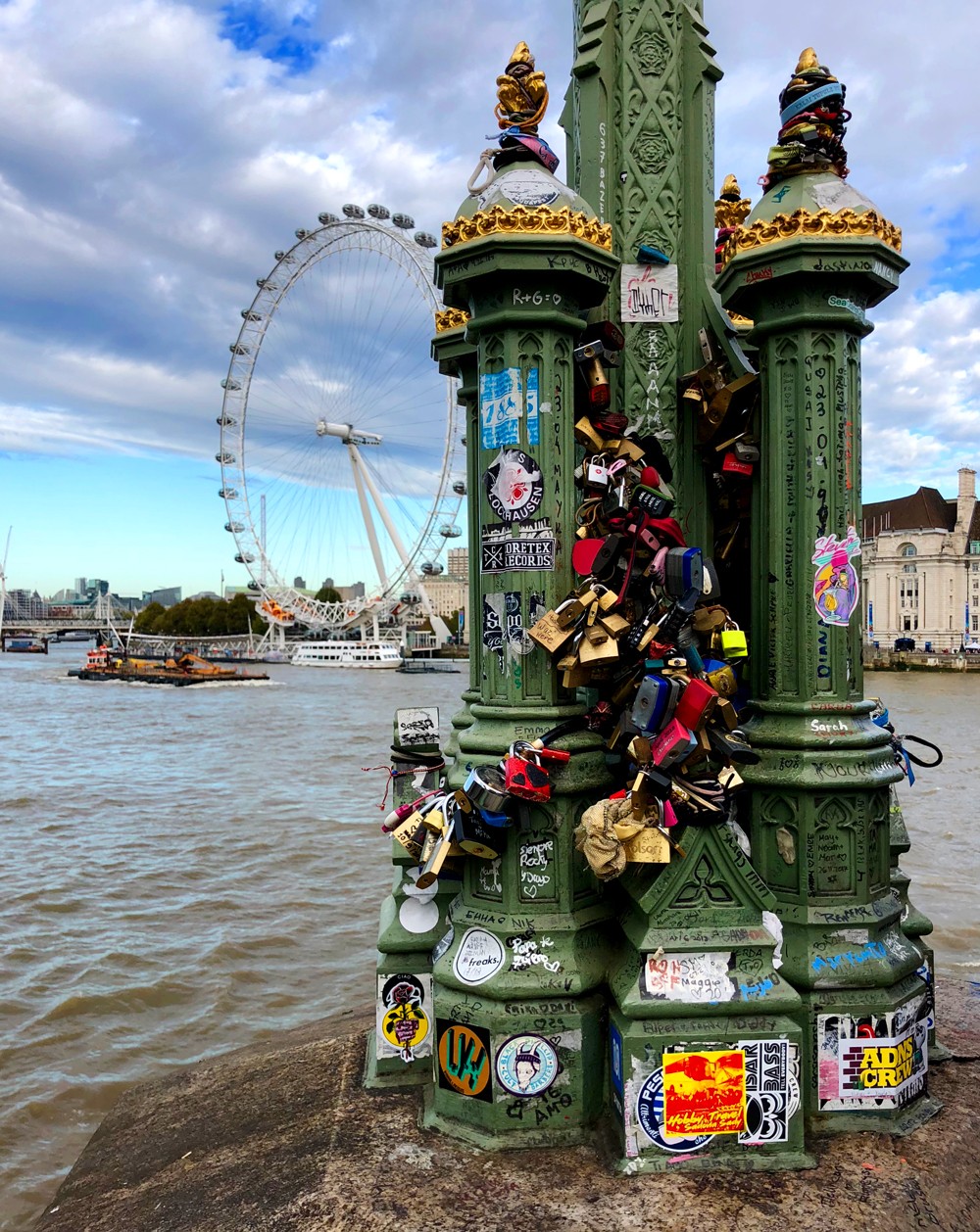 How to take great photos while traveling - London Eye Thames River
