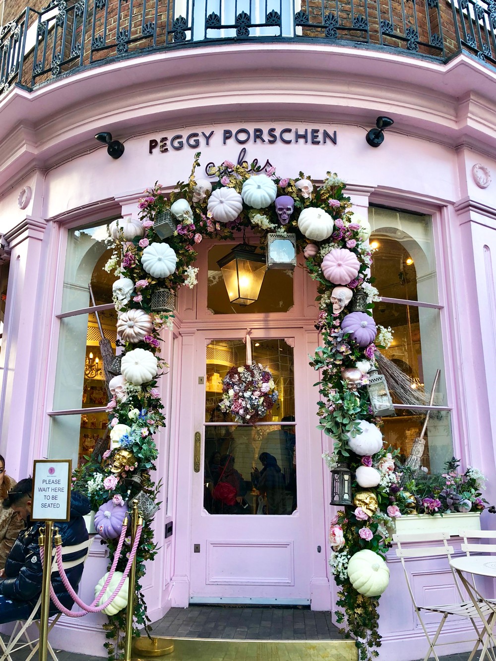 Couples Guide to London - Peggy Porschen Bakery Cupcakes